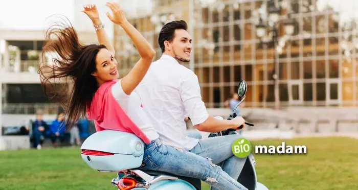 Couple-enjoying-the-bike-ride