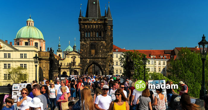 tourists-in-Prague